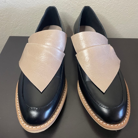 NWB All Black Flatbow Cowman Loafer in Beige/Black Size EU37/US6.5